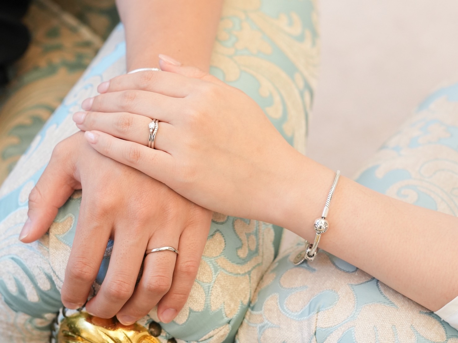 NIWAKA「白鈴」の婚約指輪・結婚指輪を重ね着けした手元イメージ|金沢で人気・おすすめのマリッジリング