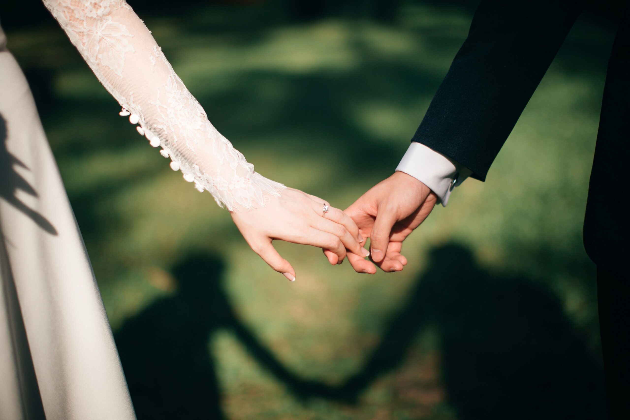 結婚式で手をつなぐ新郎新婦