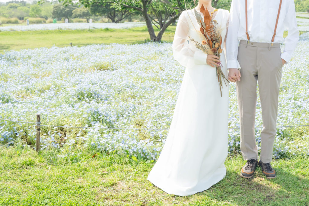 手をつないで歩く新郎新婦