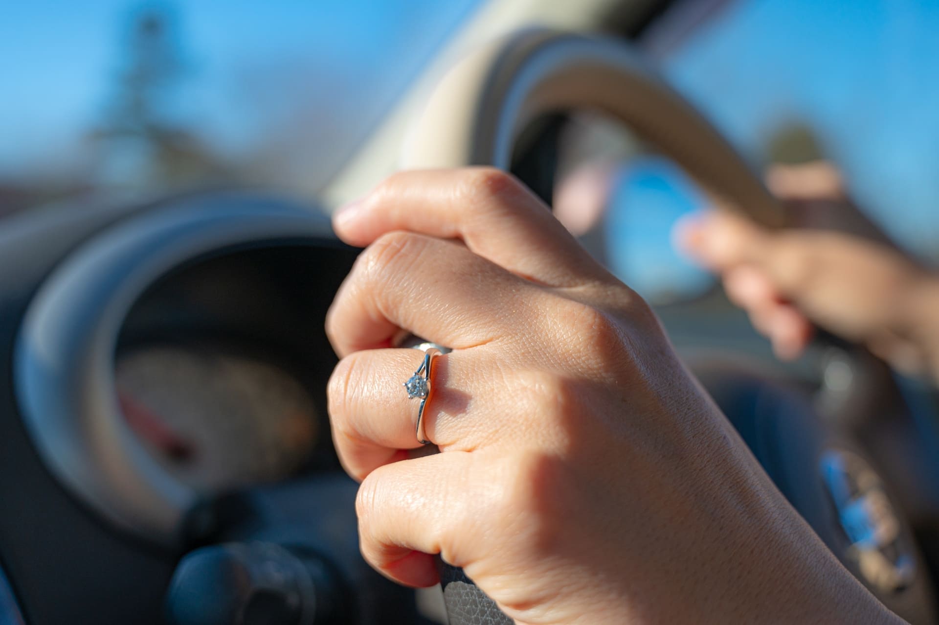 運転中の婚約指輪を着けた左手元