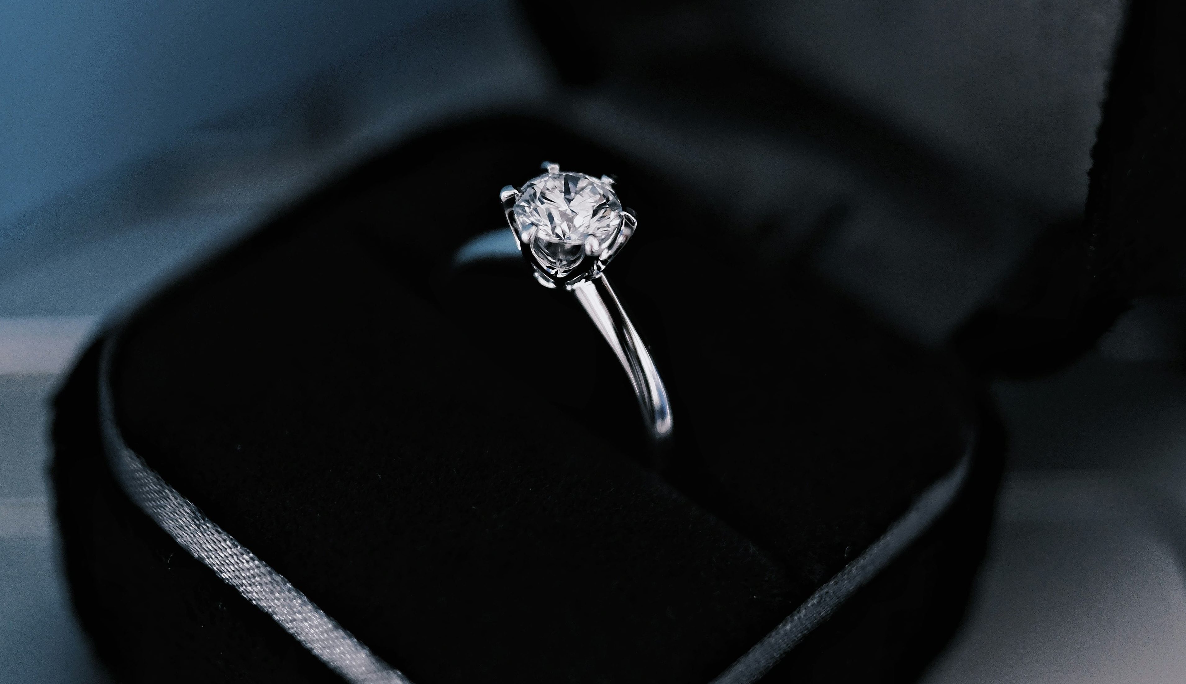 ボックスに入った婚約指輪