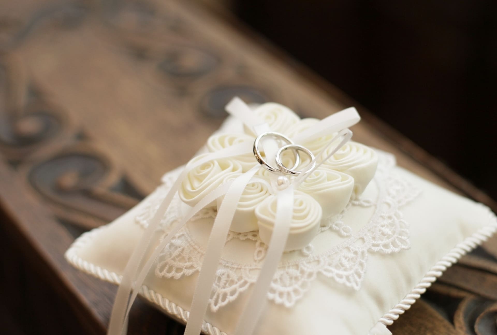 結婚指輪が載っているリングピロー