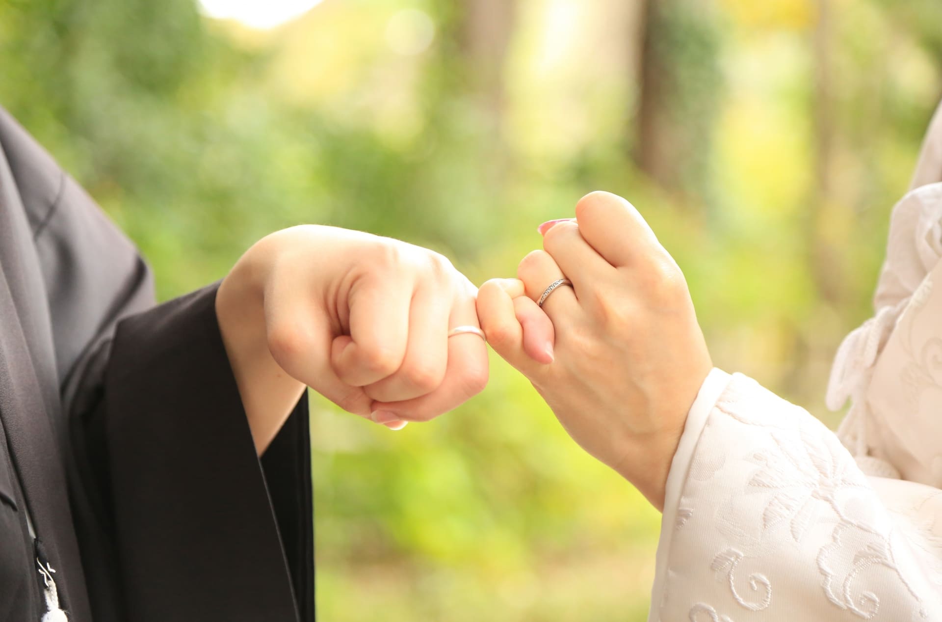 婚約指輪をつけている新郎新婦