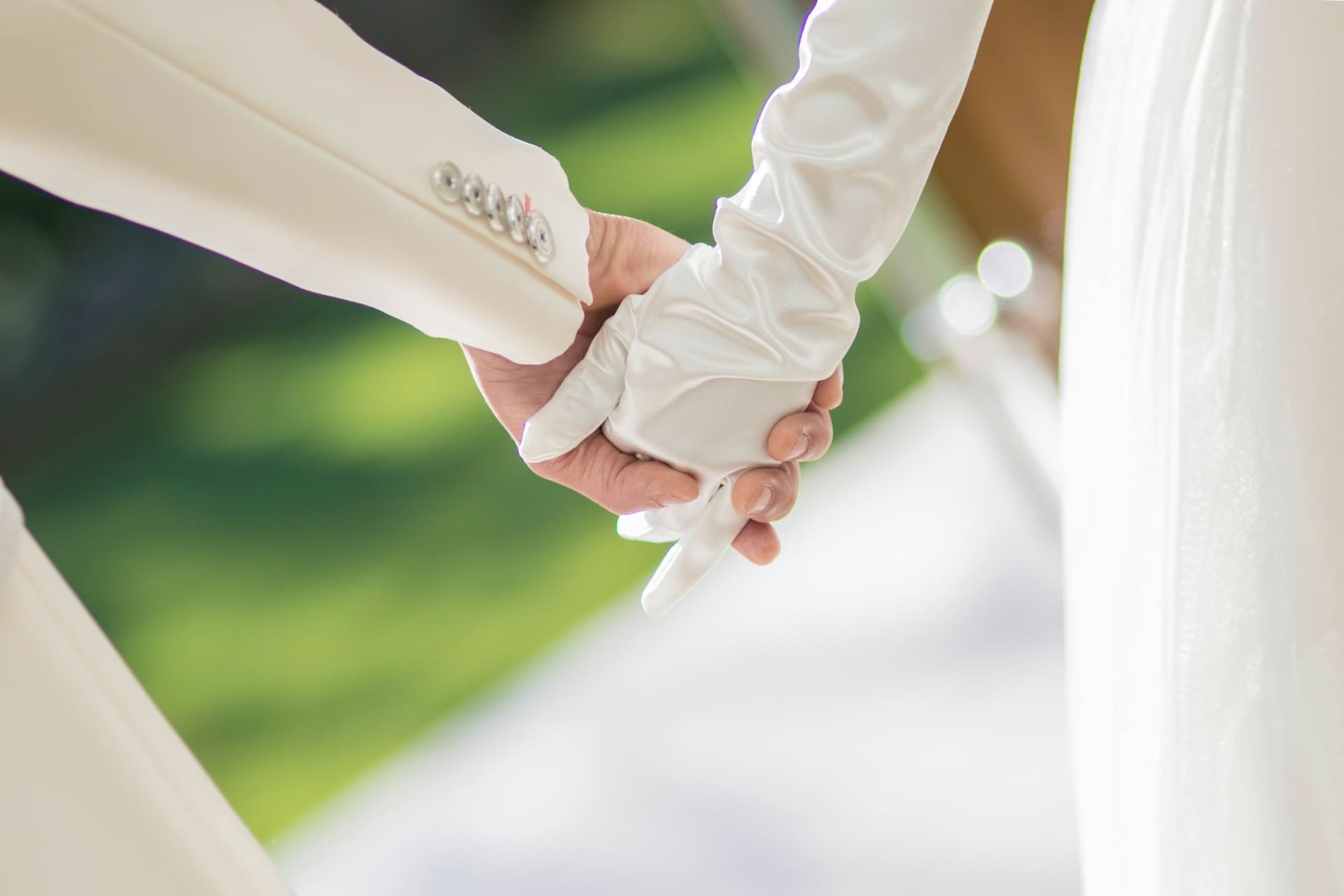 手をつなぐ新郎新婦