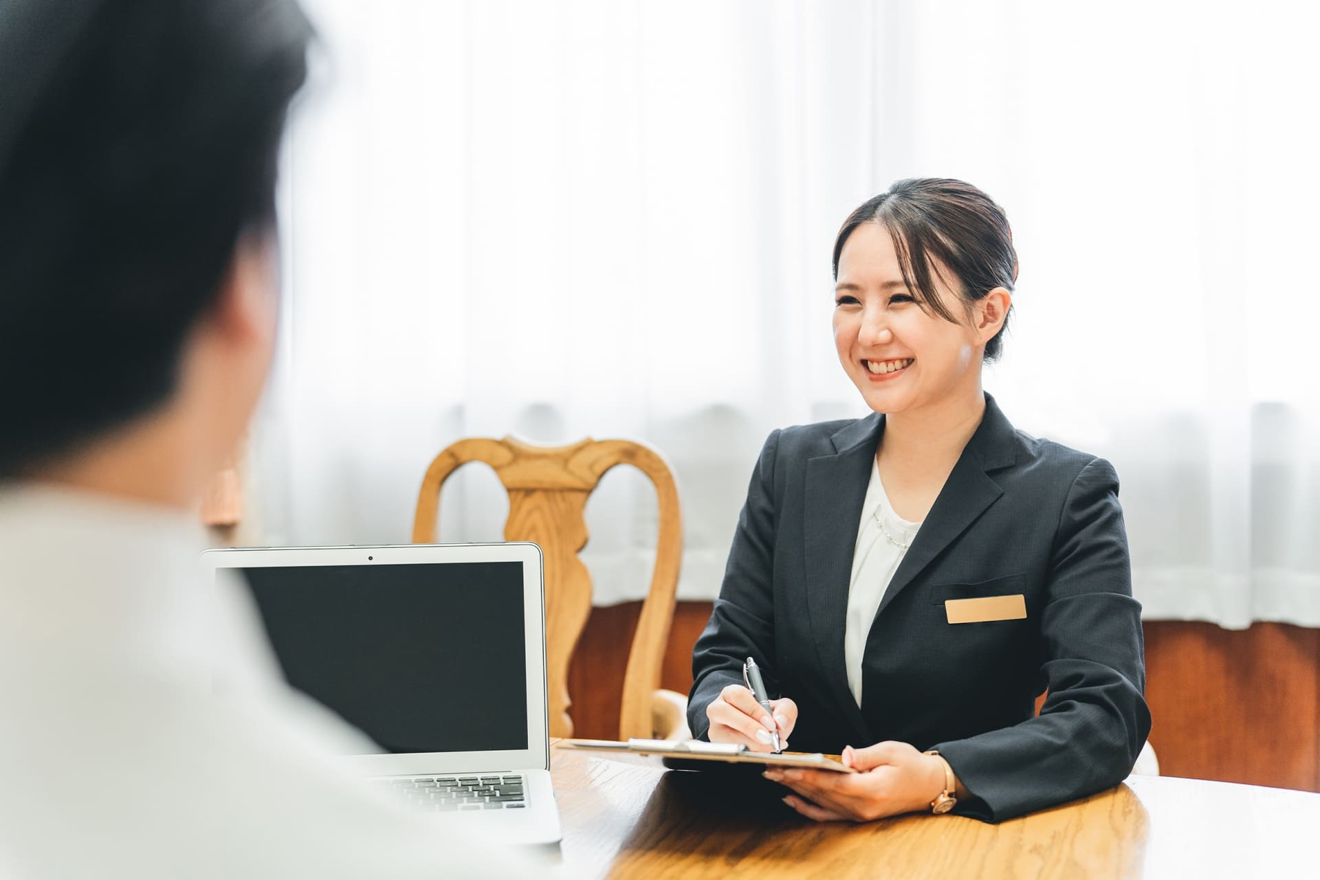 結婚式場の下見で相談している様子