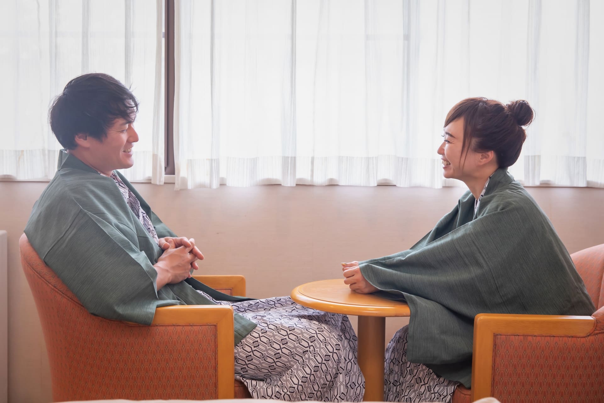 温泉旅館で過ごす男女